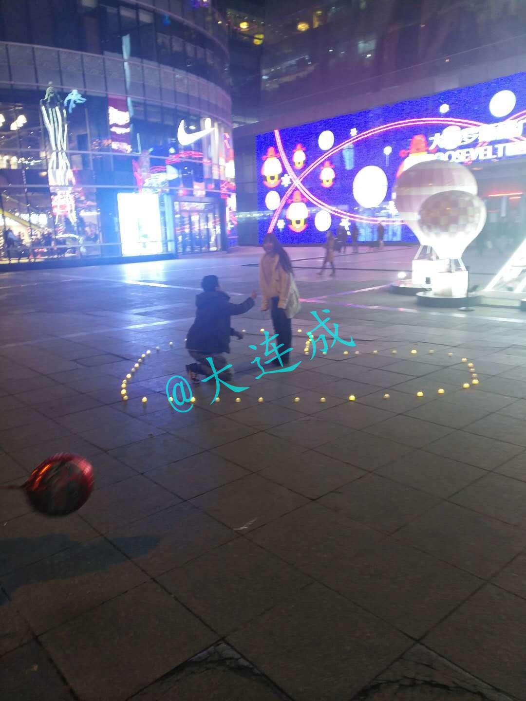 情人节大连西安路现情侣求婚 鞭炮齐鸣火焰四