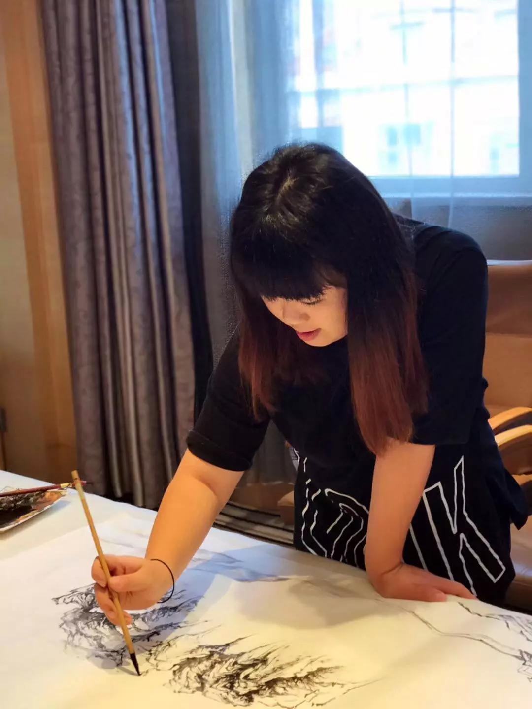 雅彤心如画艺术苑创始人,北京媛雅文化艺术中心总经理,实力派青年画家