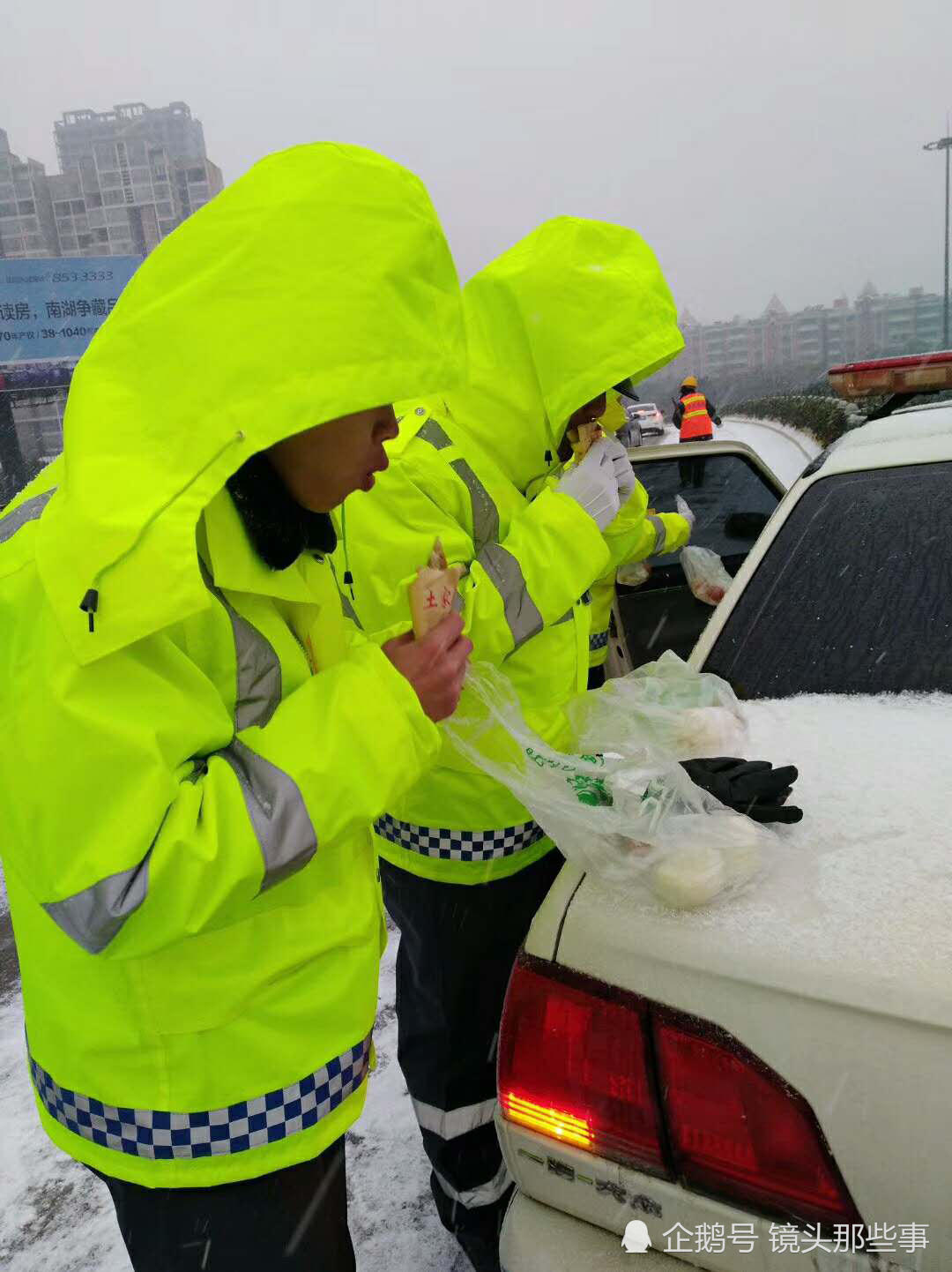 警察蜀黍"雪地早餐"照片走红 网友:心疼!