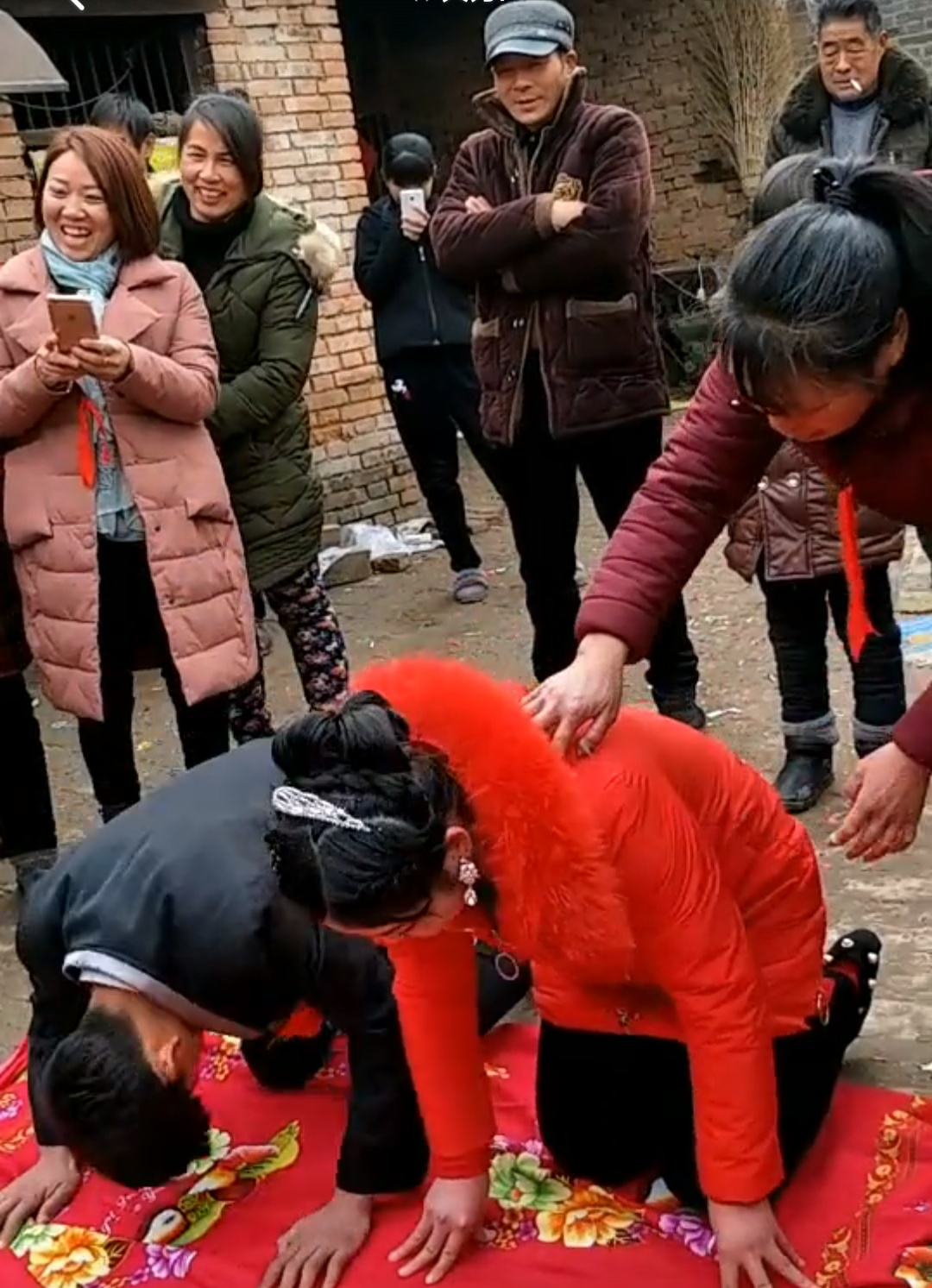 农村举办婚礼,看到新人拜堂起身,网友:赶紧拜完回家写作业