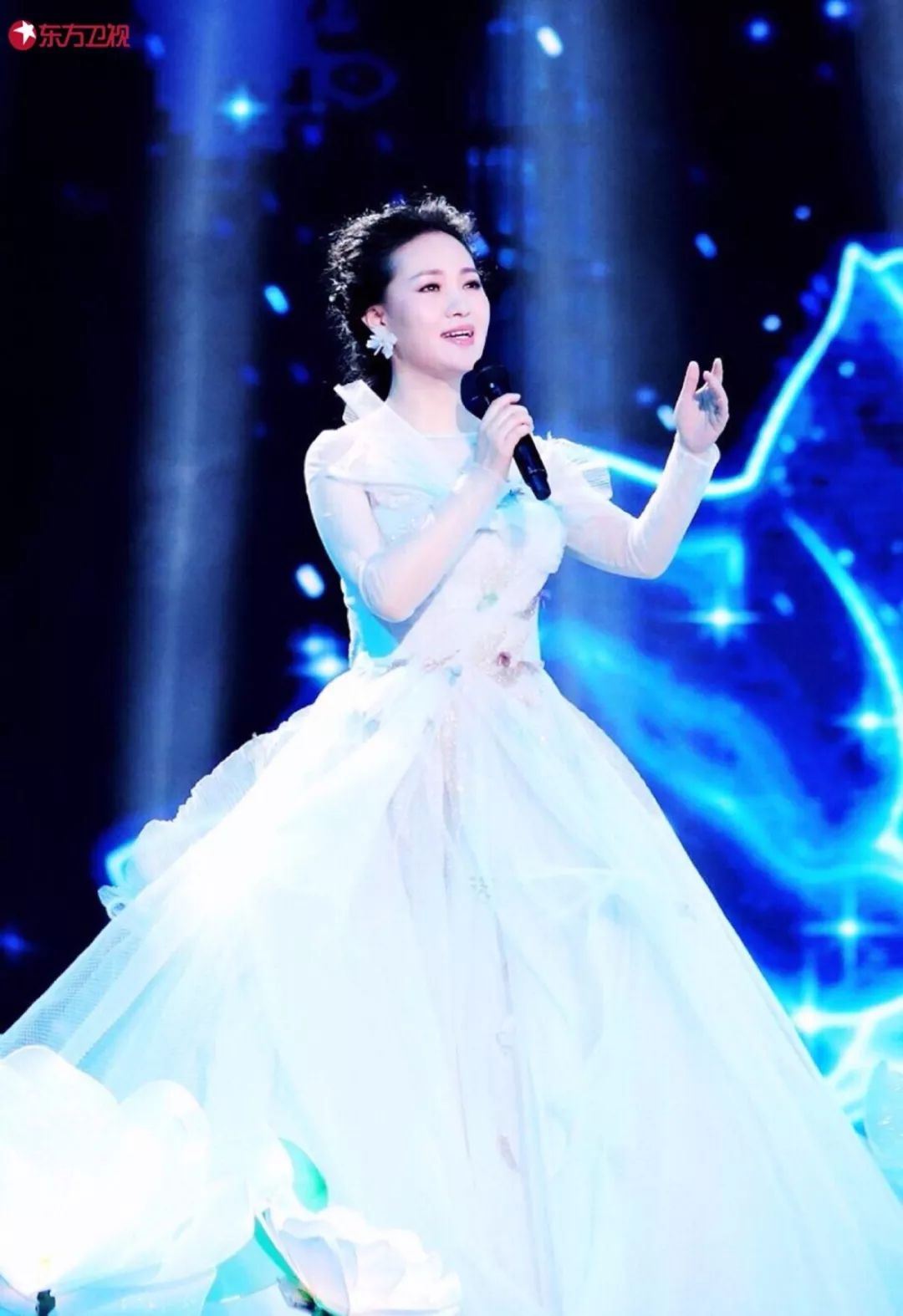 "音乐仙子"雷佳惊艳登场,2018东方卫视春晚再添歌唱家