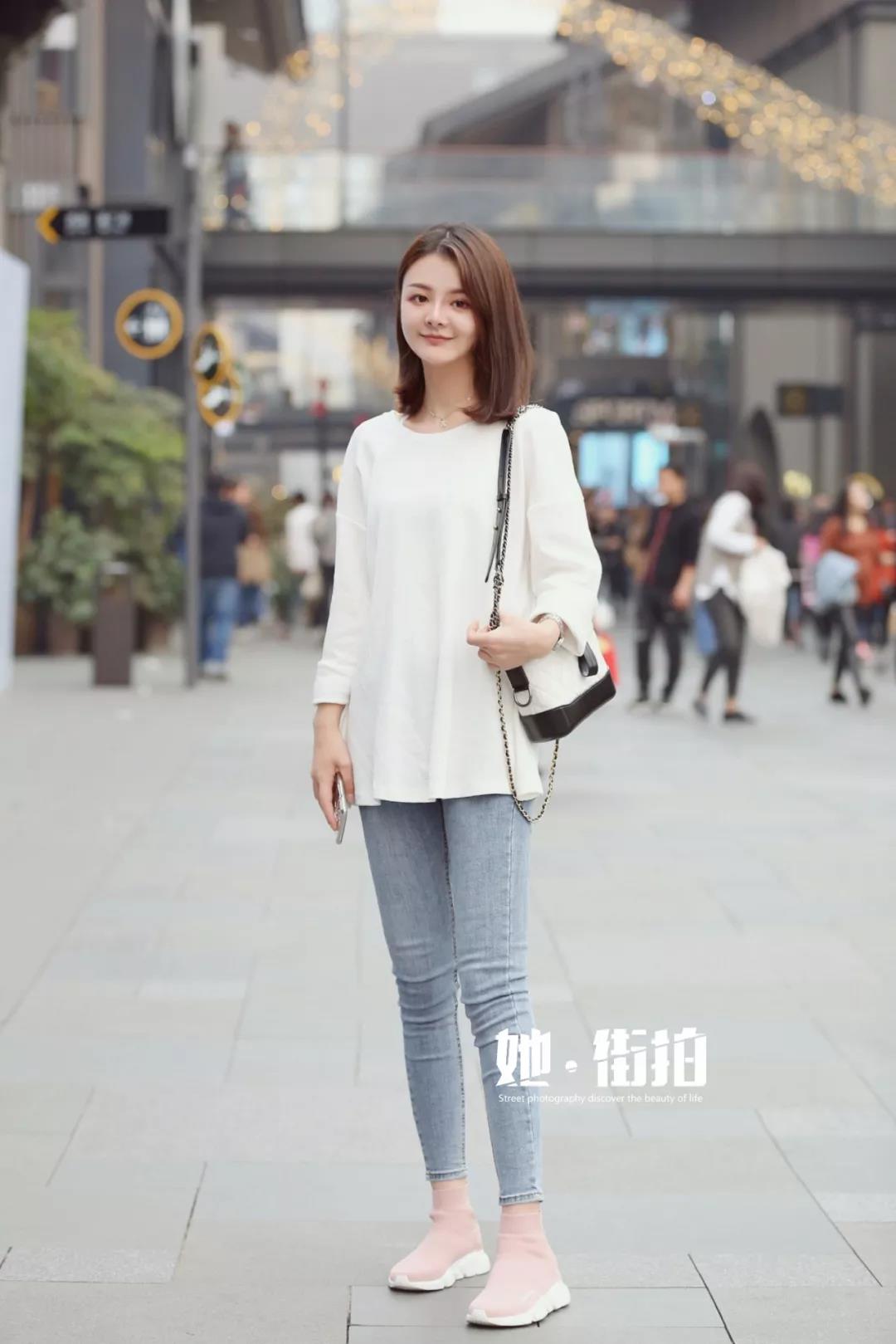 成都美女街拍:温暖轻柔又时尚 成都潮人针织衫