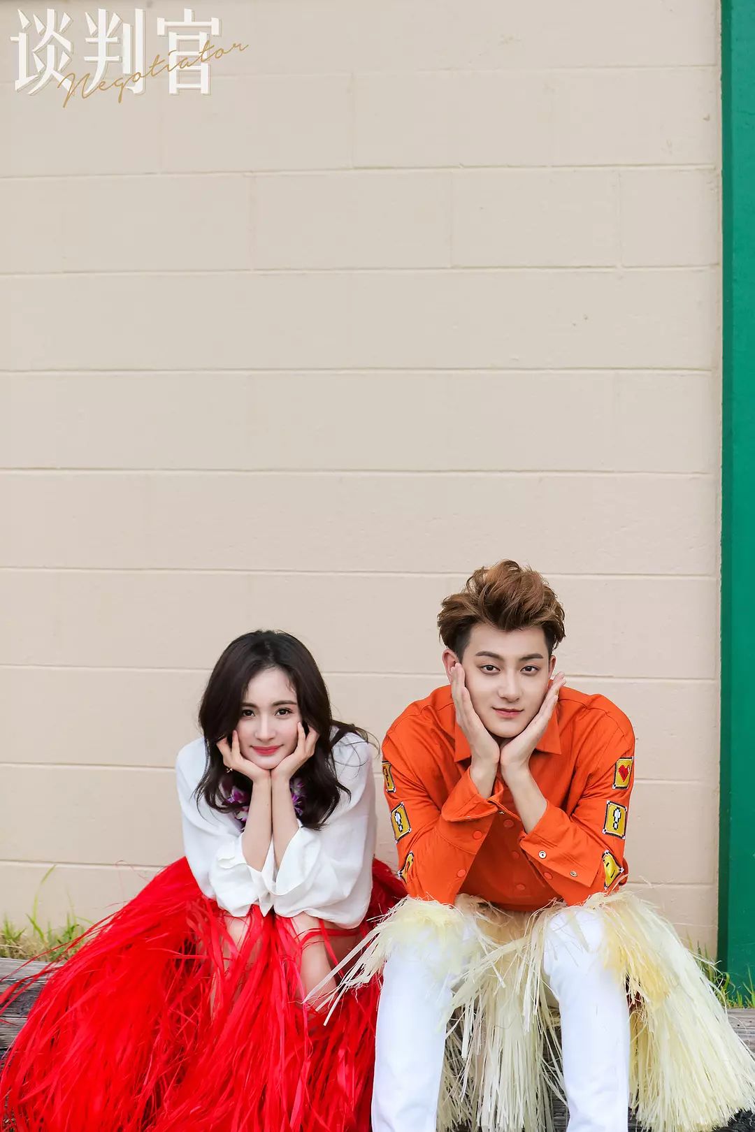 高清壁纸:谈判官里的黄子韬和杨幂的甜宠合照