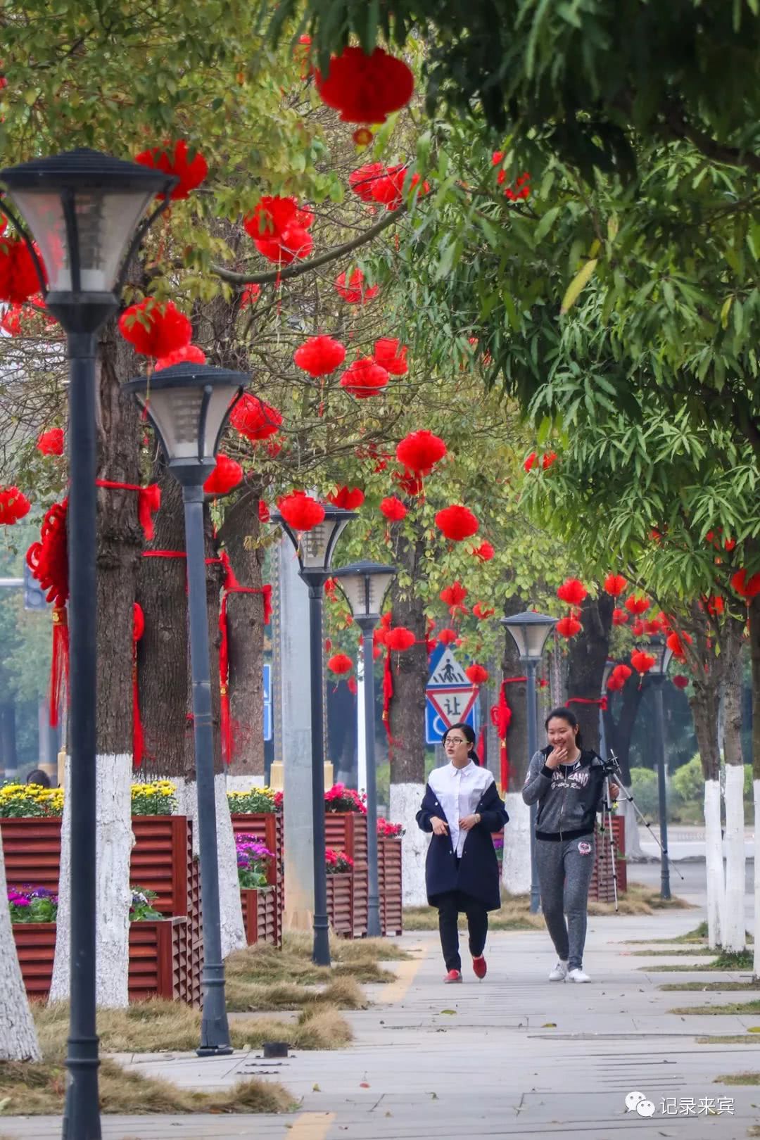 来宾北站喜庆的灯笼墙,为节日增添了浓厚的节日氛围.