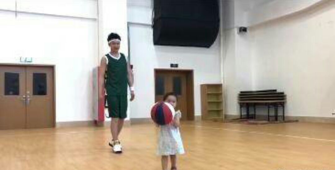 高云翔和女儿打篮球，等等和孙俪讨论理想，网友：可爱才是赢家