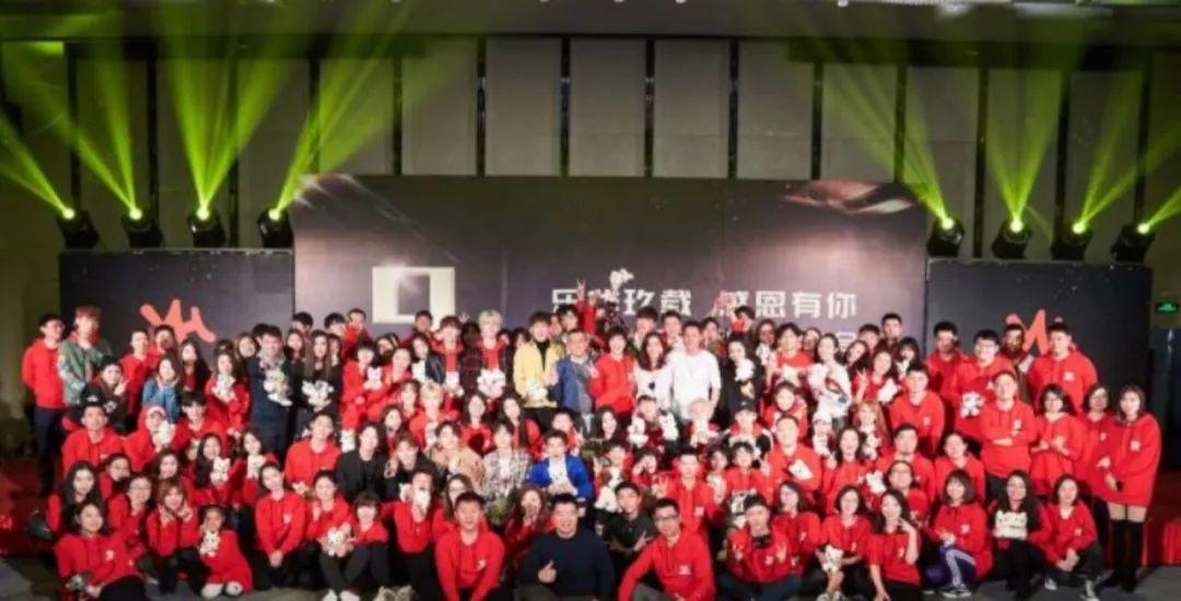 乐华年会七子跳团舞助兴, 戴起眼镜的范丞丞更