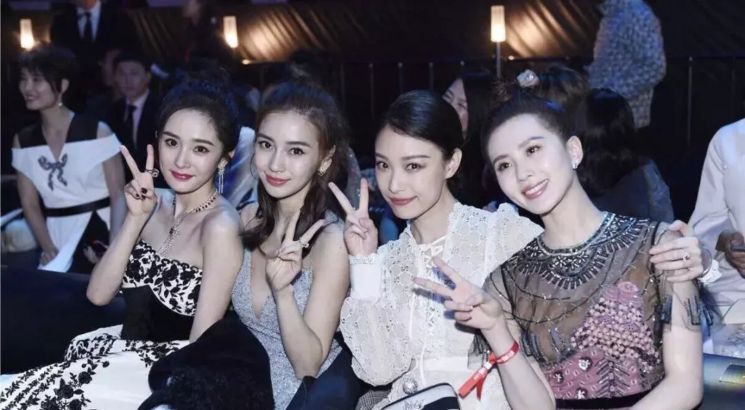 当年被评为"四小花旦"的杨幂,angelababy,倪妮,刘诗诗更是世纪大同框