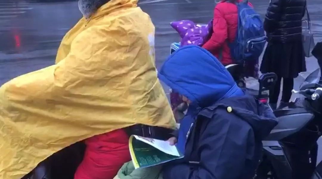 济南身边事【济南街头，男孩在骑行中电动车上看书，网友：这么用功，你妈妈知...