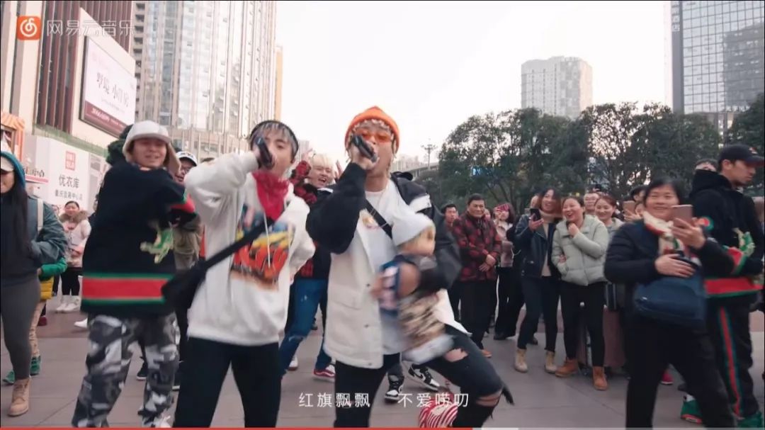 不修边幅地站在什刹海街头唱歌,可以,这果然很