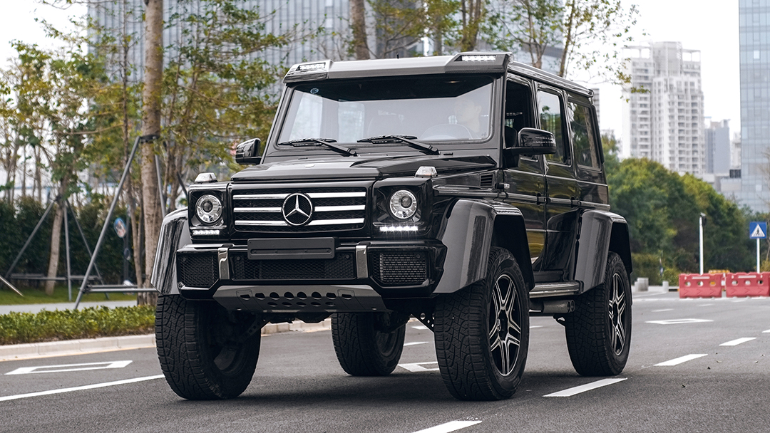 6x6同款外观奔驰曾在2013年推出让一众车迷震惊的g63 amg 6x6,那款