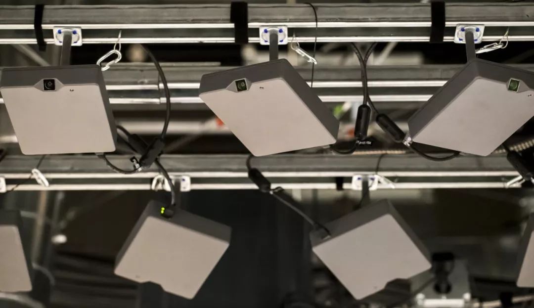 Amazon Go 商店顶部的传感器，能准确追踪识别消费者，实现购物即走的消费体验