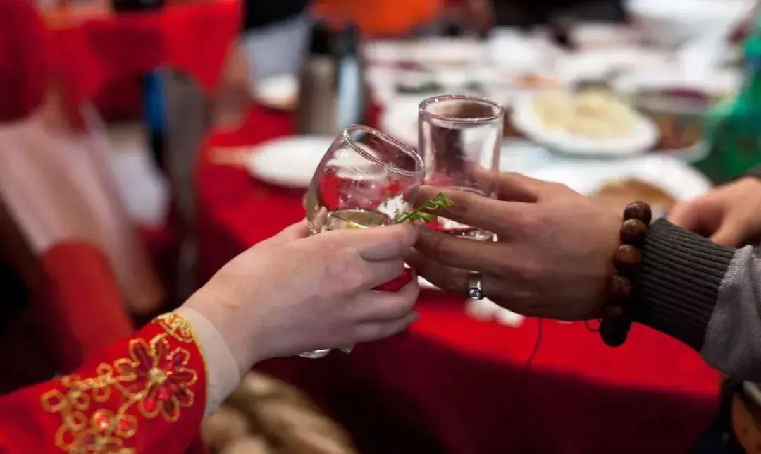 同辈之间敬酒需要用双手吗?有哪些需要注意的问题?