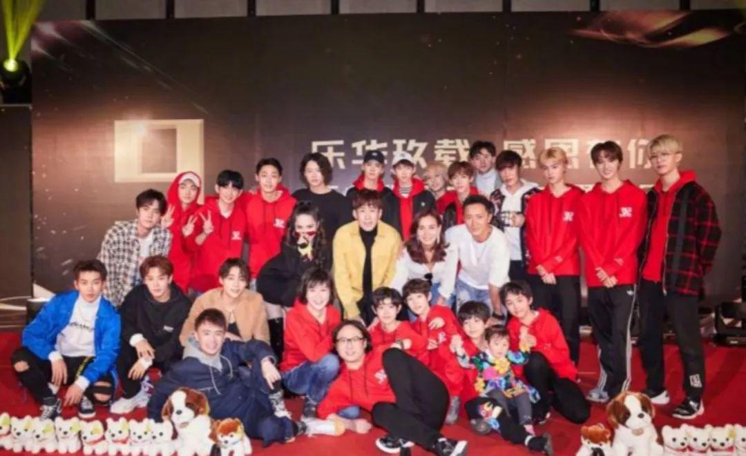 乐华年会七子跳团舞助兴, 戴起眼镜的范丞丞更