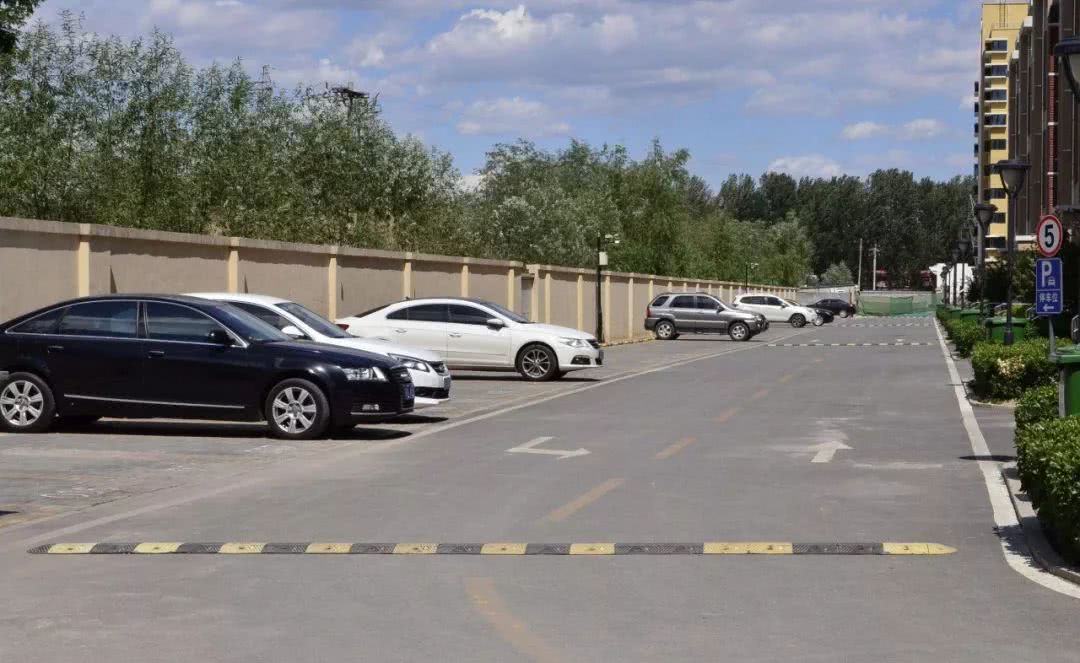 小区地面停车位到底归谁所有?最高院最新判例告诉你!