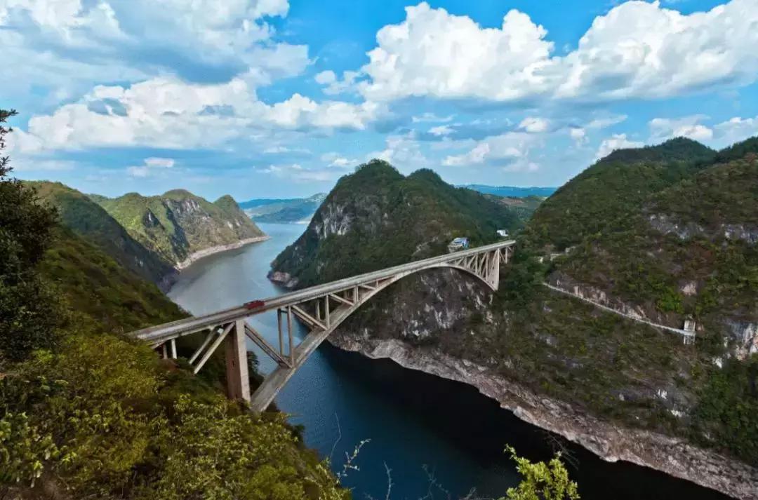 江界河为瓮安县北部犹家坝一带之乌江河段,马遵公路经过这里.