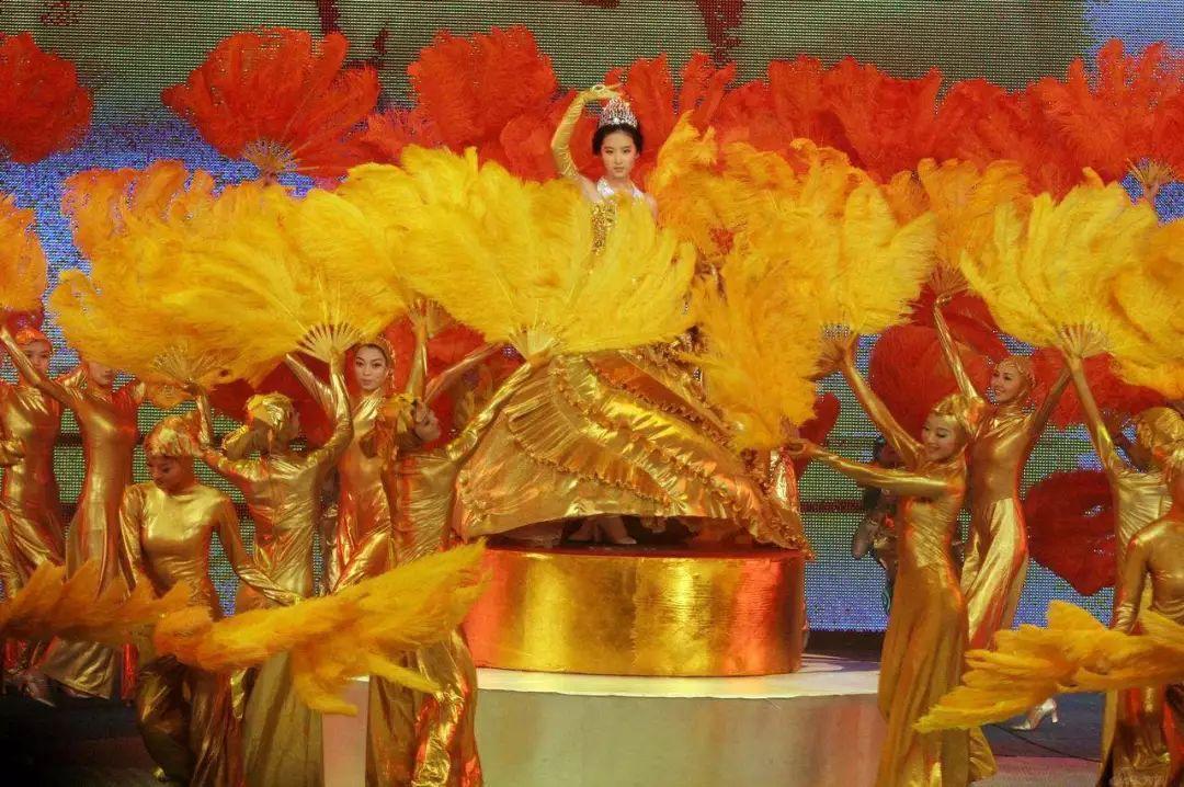 六位金鹰女神同一个姿势! 刘亦菲仙, 李小璐清纯, 唐嫣霸气, 王珞丹尴尬……