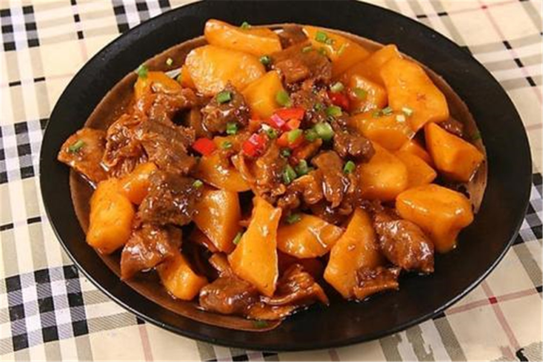 冬季健康饮食首选土豆炖牛肉,益气健脾胃,你还不快试试