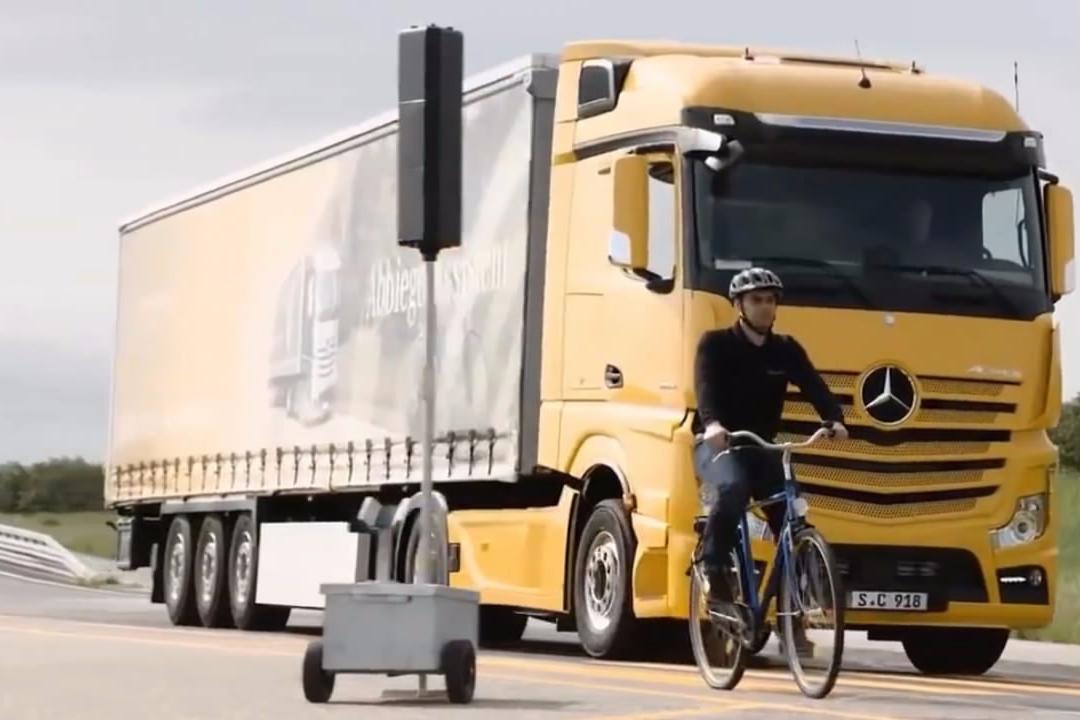 自行车和奔驰卡车并肩而行的时候，才是奔驰卡车霸气的开始！