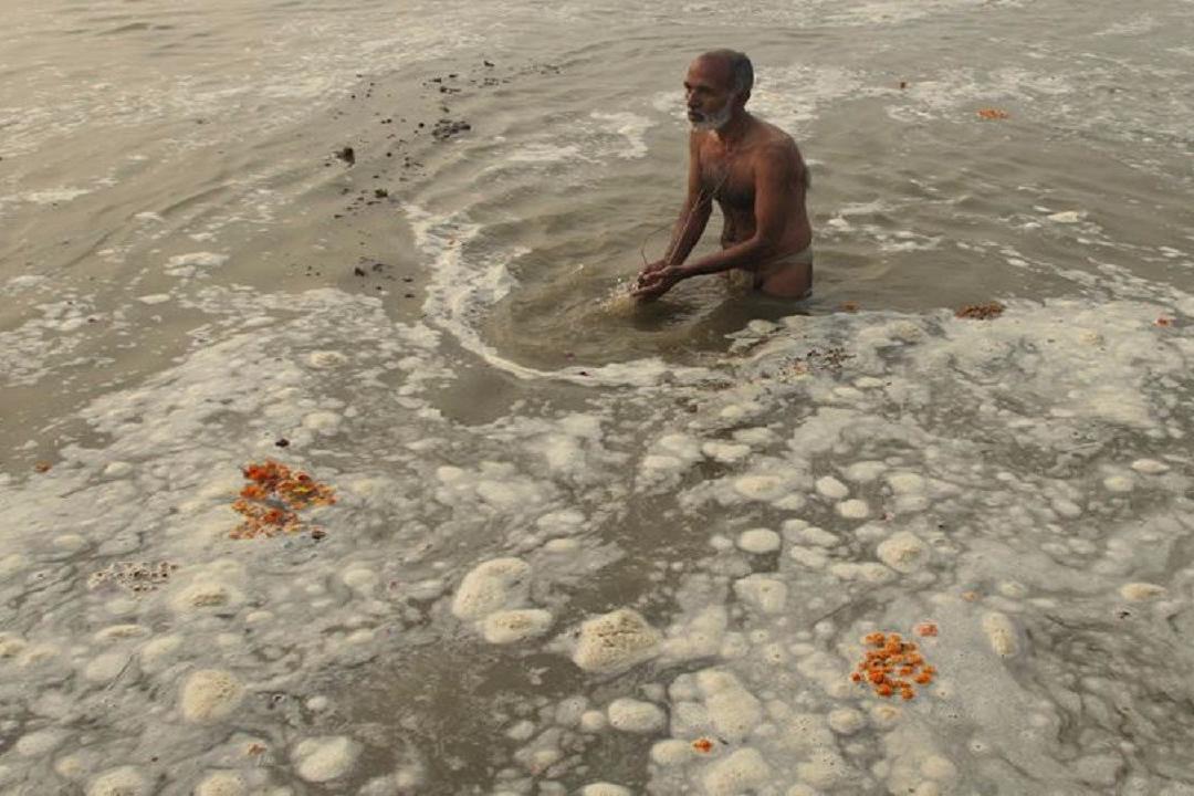 世界上最白的河，鱼都活不下去，印度人却敢下去游泳