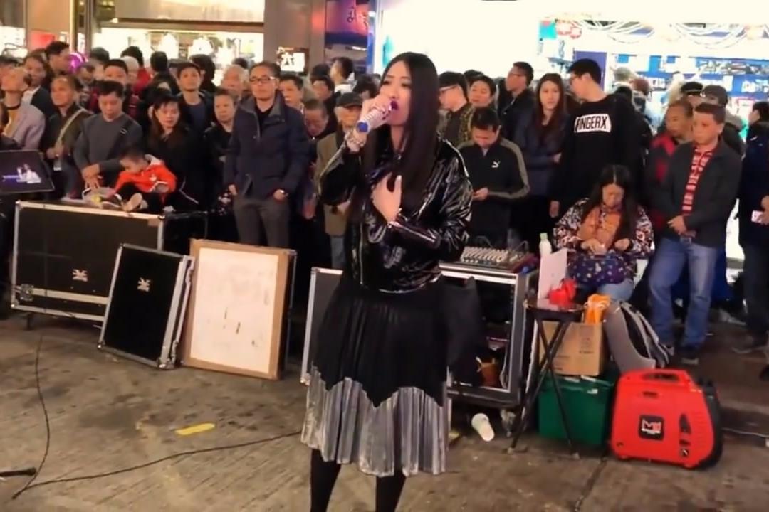 香港街头艺人彭梓嘉演唱《昨天今天下雨天,唱得真是好听