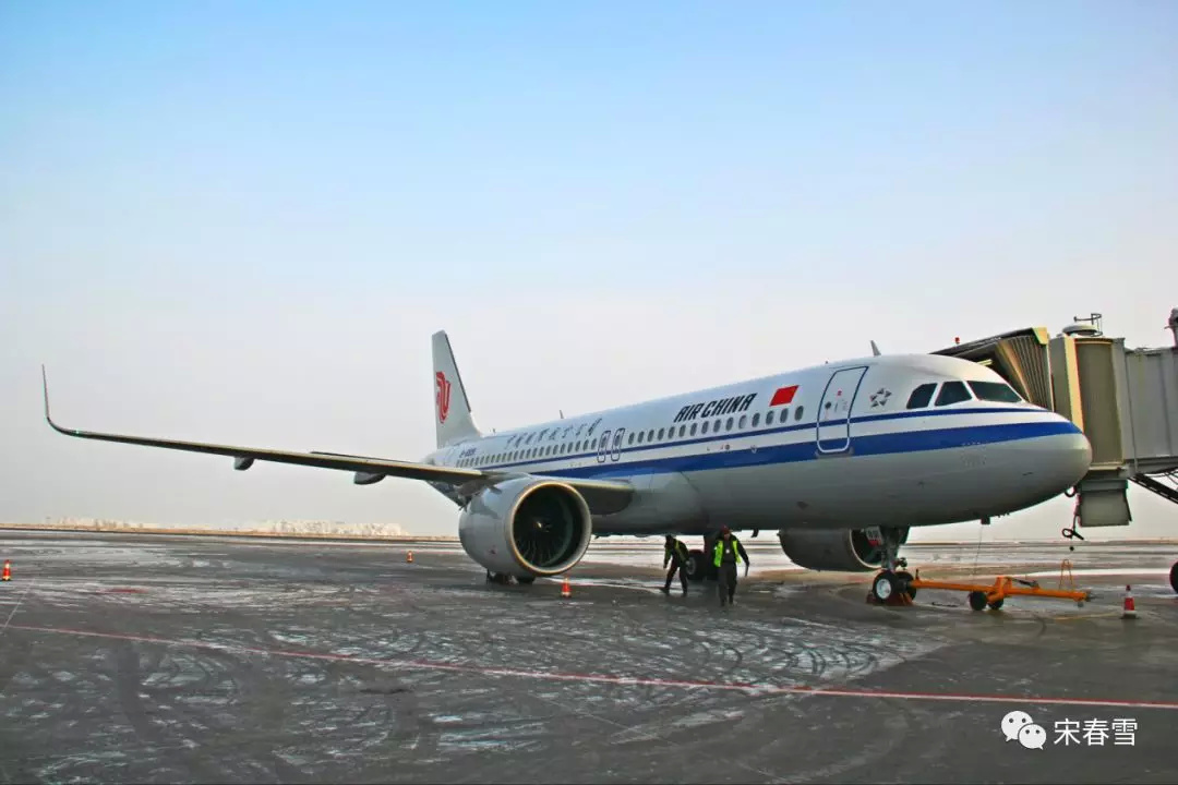 国航a320neo落地乌鲁木齐