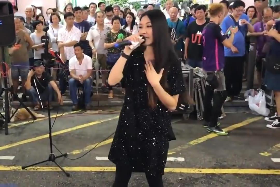 香港街头彭梓嘉倾情演唱《甜蜜蜜》