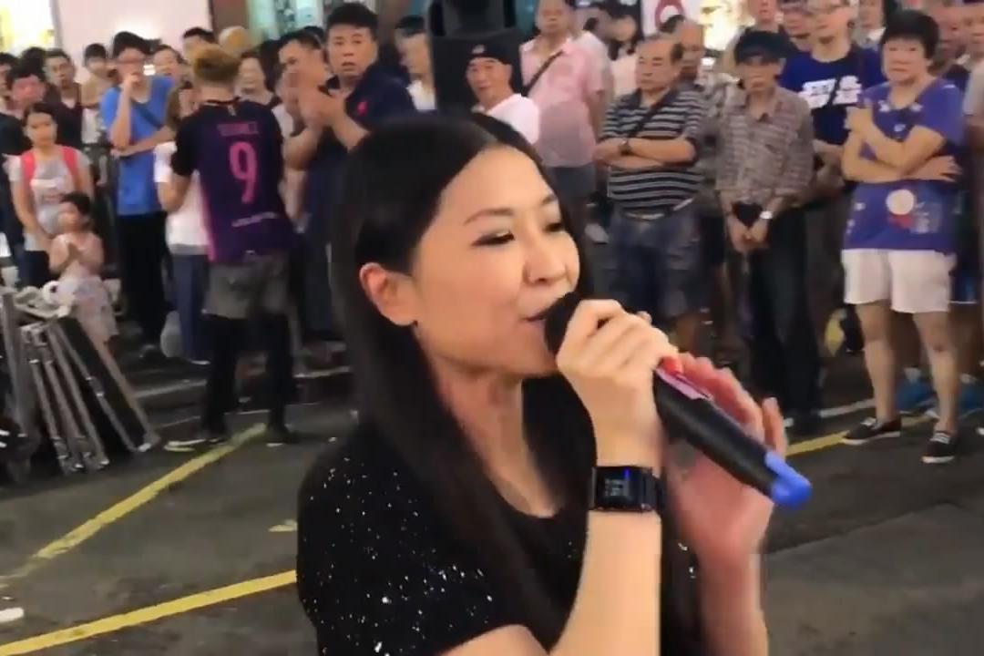 香港街头彭梓嘉演唱《友谊之光》