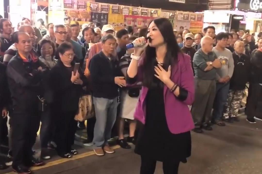 香港街头艺人彭梓嘉演唱《爱情陷阱,路人纷纷鼓掌