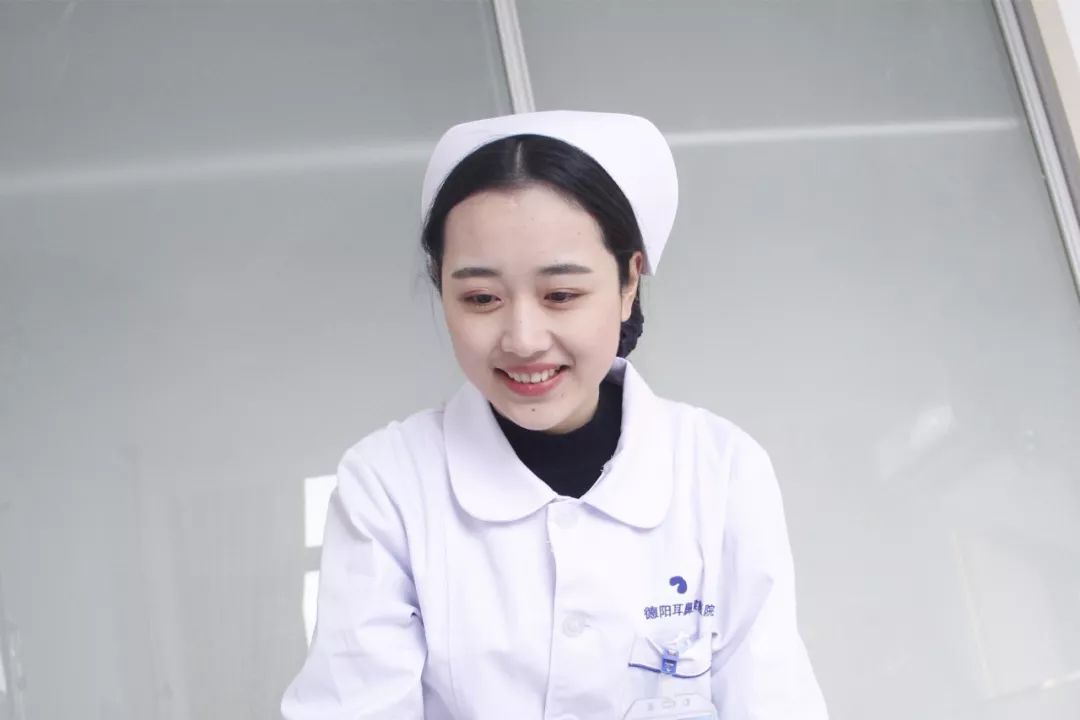 德阳可爱护士:微笑好甜的她,玩滑板的样子更迷人