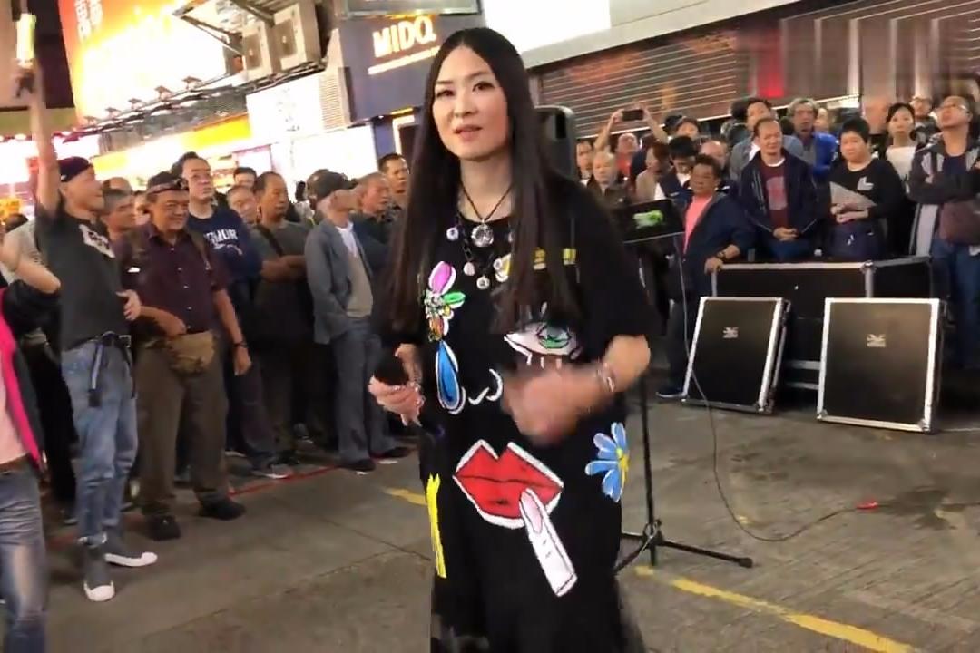 香港街头艺人彭梓嘉演唱《信者得爱》,粤语歌女神一圈