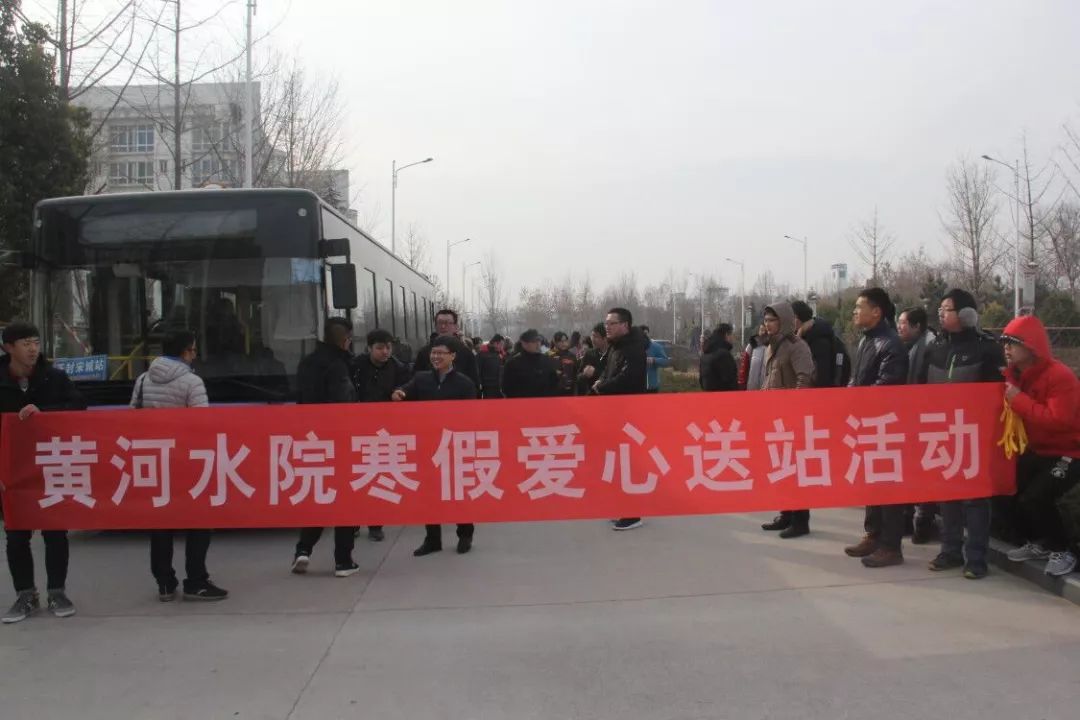 温暖:河南一高校近百辆私家车、大巴车送学生回家