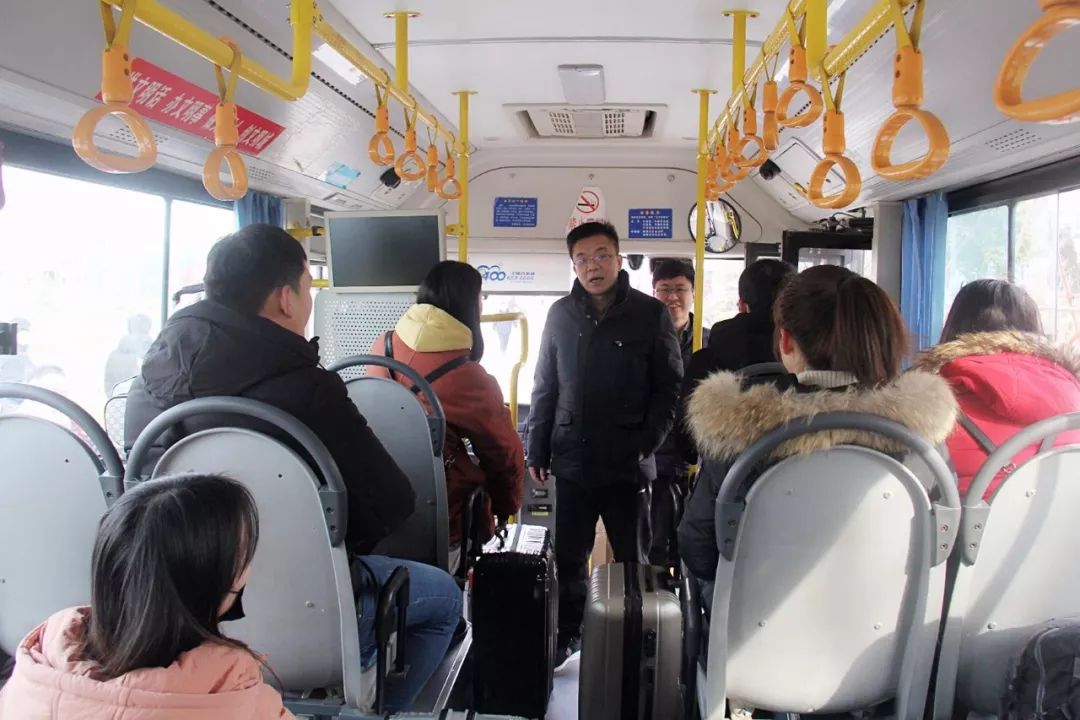 温暖:河南一高校近百辆私家车、大巴车送学生回家