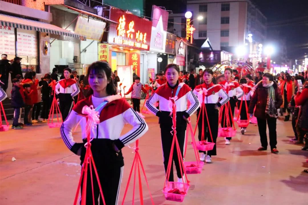 今晚谷饶上堡三祭社锣鼓队路训,现场人山人海