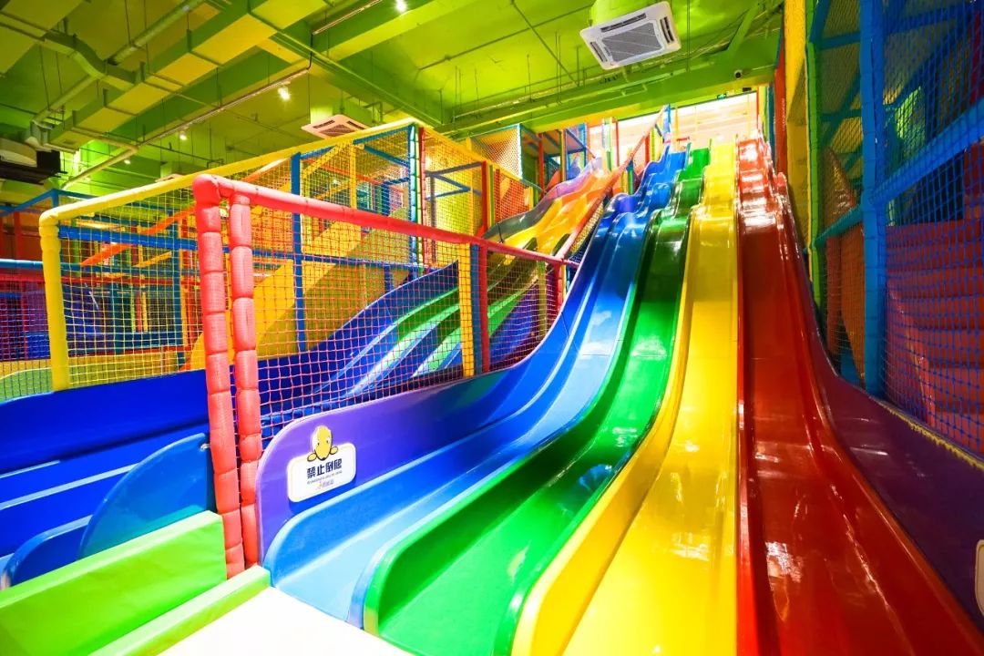 探玩武汉第一家大型室内水上乐园，90度直角魔鬼滑梯吓懵我