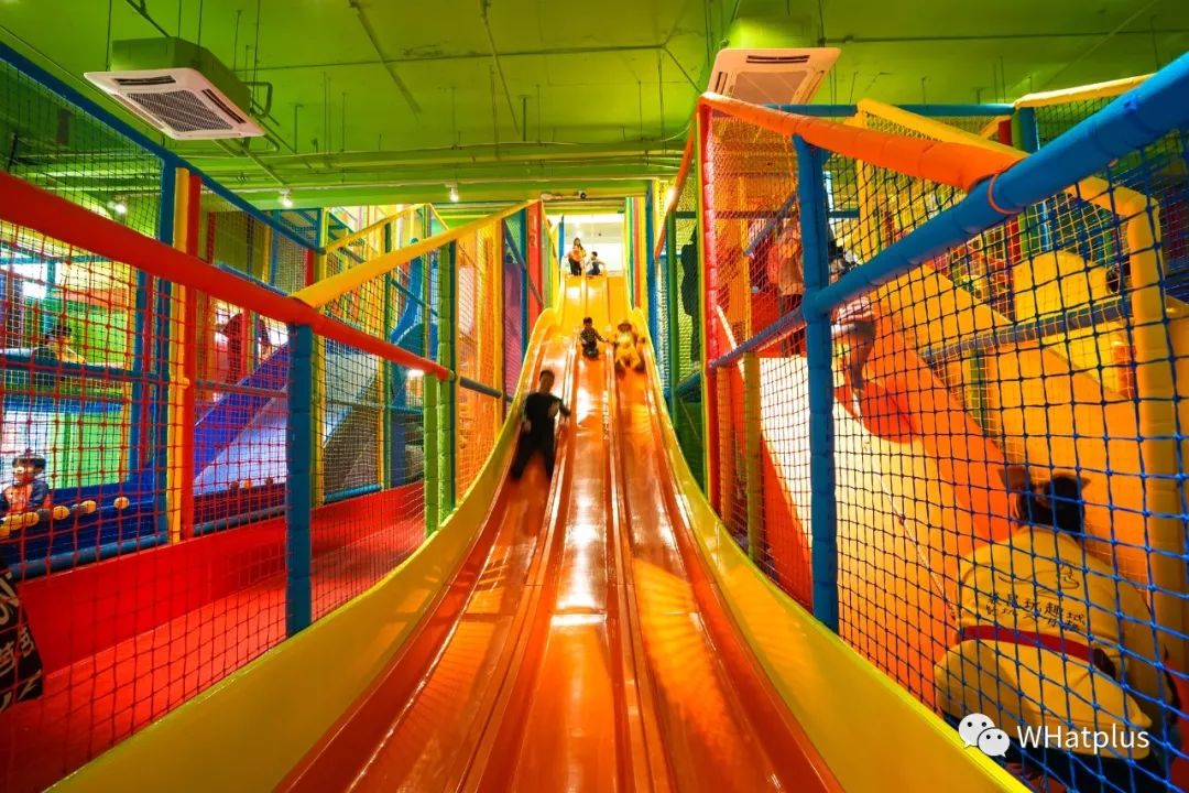 探玩武汉第一家大型室内水上乐园，90度直角魔鬼滑梯吓懵我