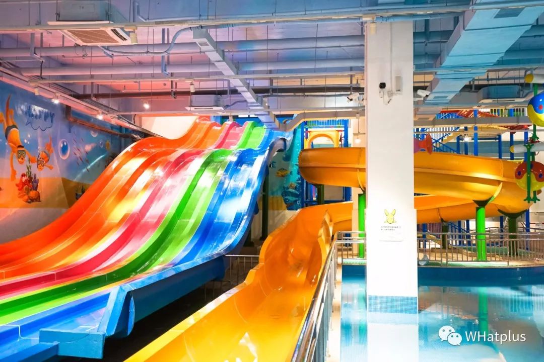 探玩武汉第一家大型室内水上乐园，90度直角魔鬼滑梯吓懵我