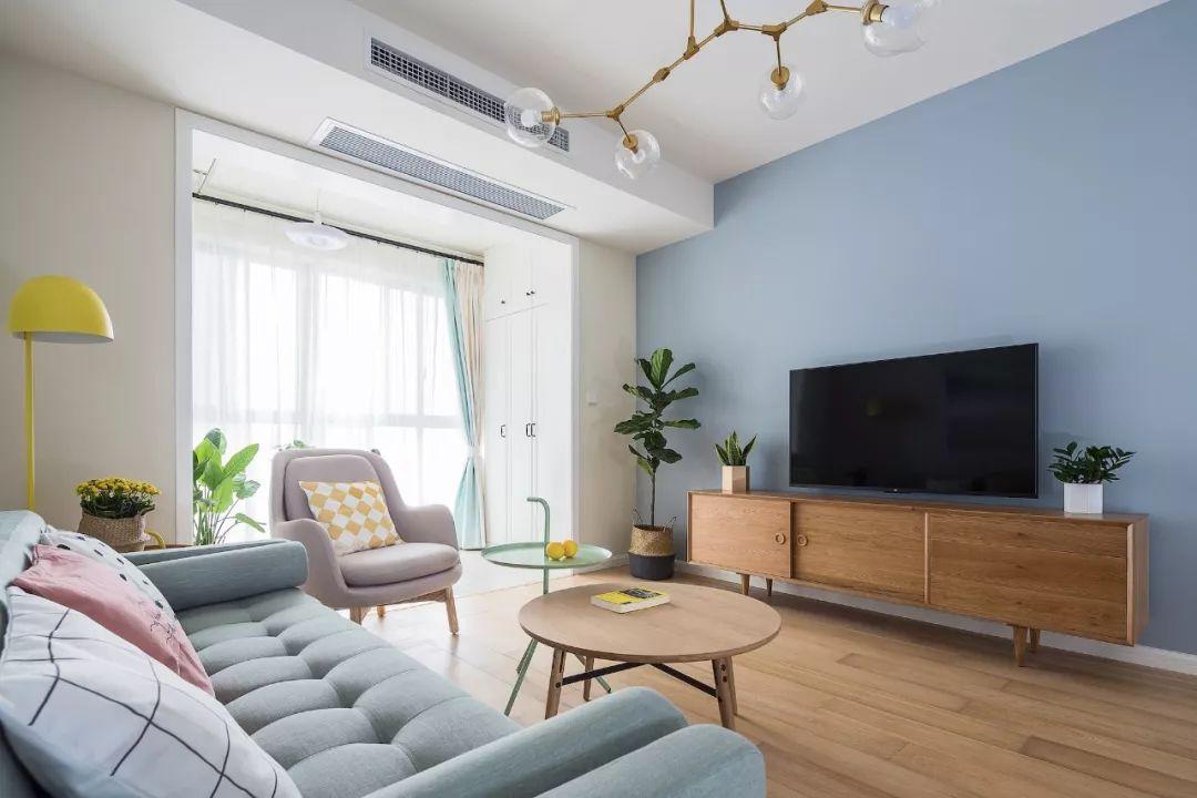 纯色的电视背景可以和客厅的其他墙面统一颜色