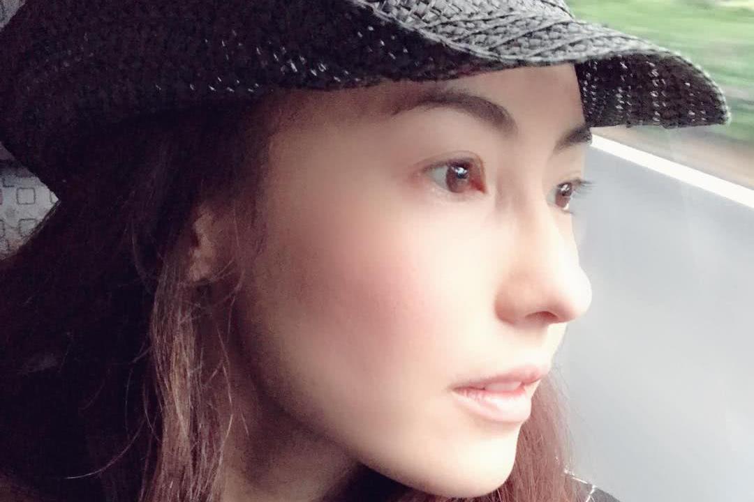 37岁张柏芝不洗头化妆,坚持素颜出镜?网友:素颜这么美的很少了