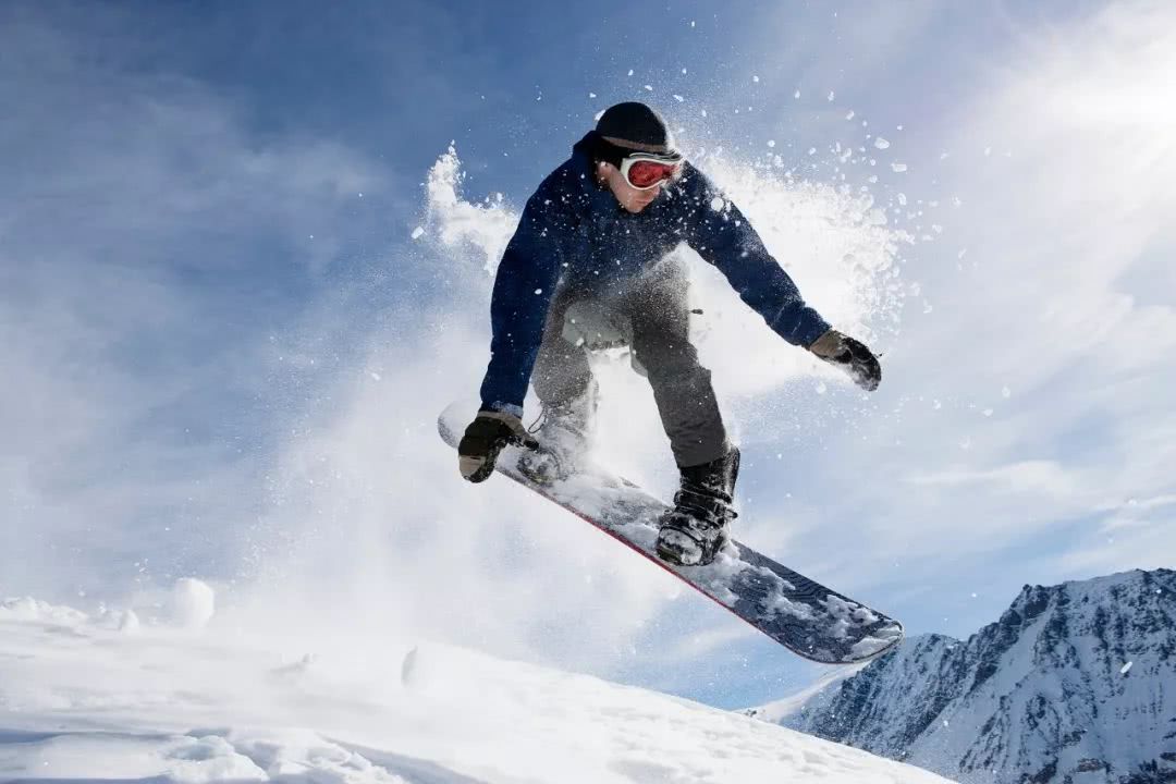 snowboarding 滑板滑雪花样滑冰起源于18世纪的英国,而在1924年被列