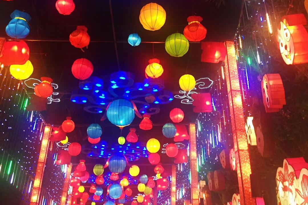 济南夜晚的大明湖灯火阑珊,如此之美!_新浪看点