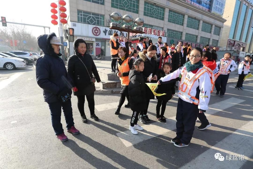 绿丝带小志愿者体验实践交警的辛苦工作活动掠