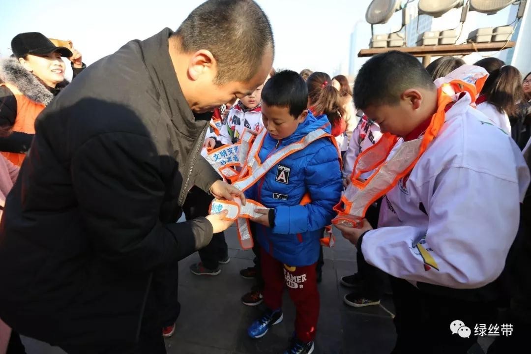 绿丝带小志愿者体验实践交警的辛苦工作活动掠