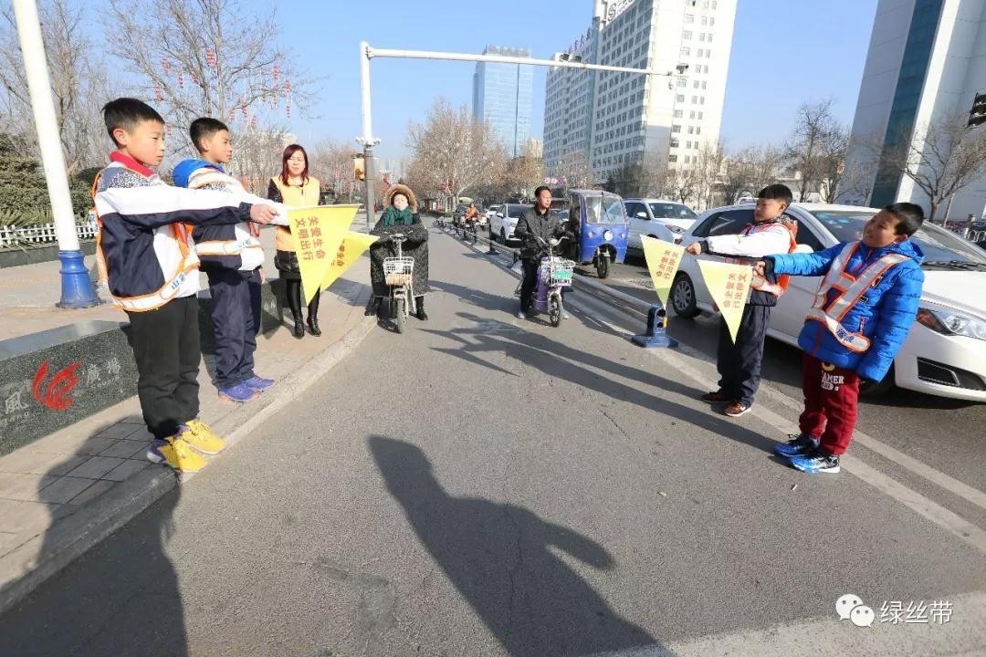 绿丝带小志愿者体验实践交警的辛苦工作活动掠