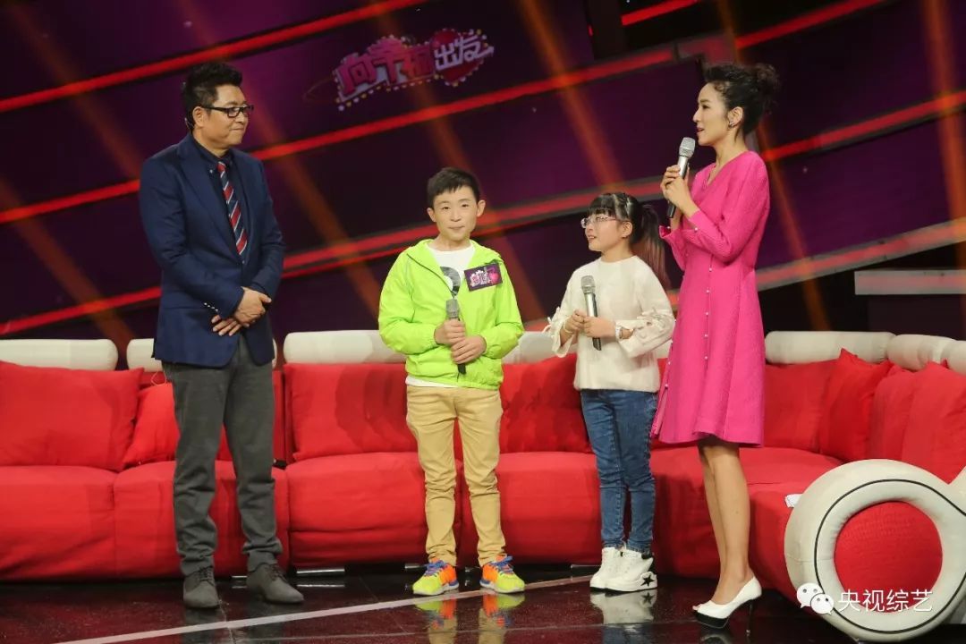 李飞由于出生时难产影响了脑垂体分泌激素导致患有侏儒症,妻子张培培