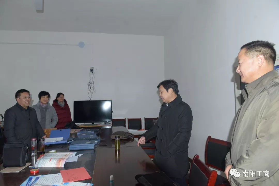 南阳市工商局局长张振玺一行情牵淅川贾营扶贫