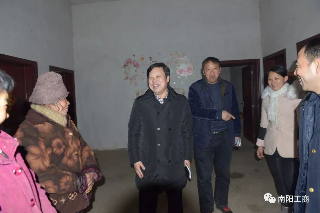 南阳市工商局局长张振玺一行情牵淅川贾营扶贫