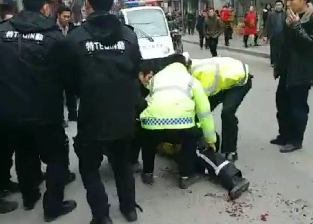 重庆交巡警杨雪峰被刺牺牲比刺杀警察更可怕的是围观者的冷漠
