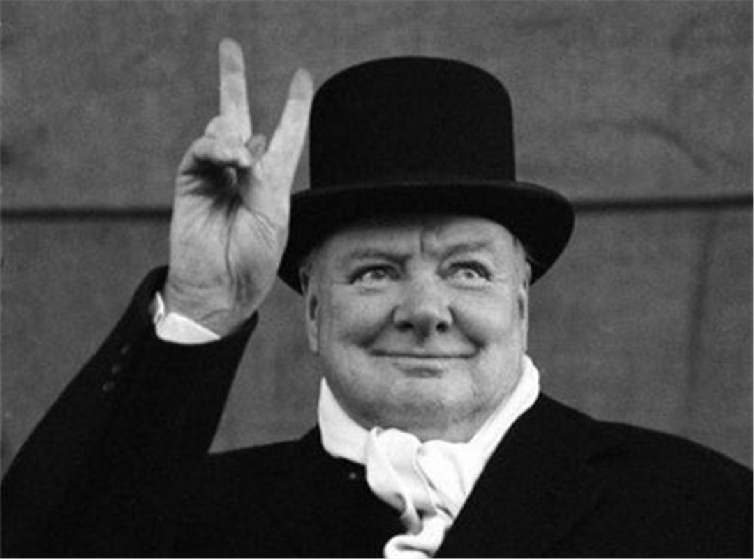 不要再嫌土了,你摆拍用的可是丘吉尔同款剪刀手