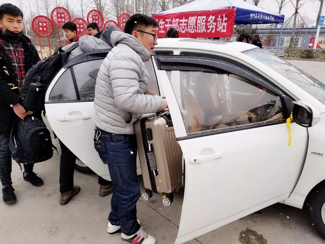温暖:河南一高校近百辆私家车、大巴车送学生回家