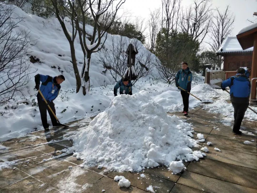 扫雪除冰暖人心,为这样的牛首人致敬!